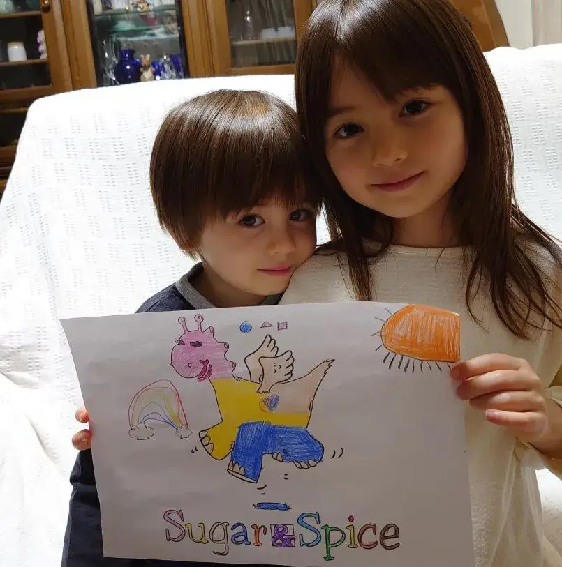 マイカ・ピュと弟のタクミ・ピュの仲良さそうなツーショット