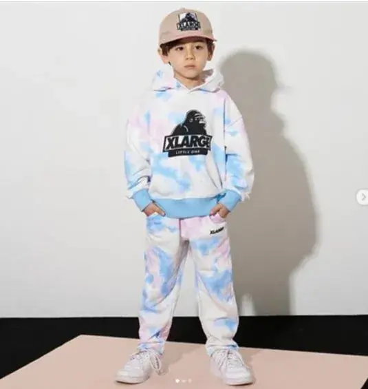 マイカ・ピュと弟のタクミ・ピュのモデル姿