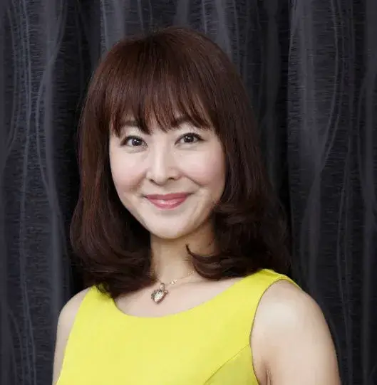 黄色いドレスを着て笑顔を見せる栗原冬子の画像。羽鳥慎一 前妻として知られる人物