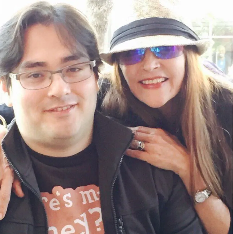 現在の暮らしについて話す布施マクシミリアン