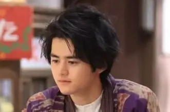 鈴鹿央士に妻はいる？結婚状況と子供や家族背景を徹底解説