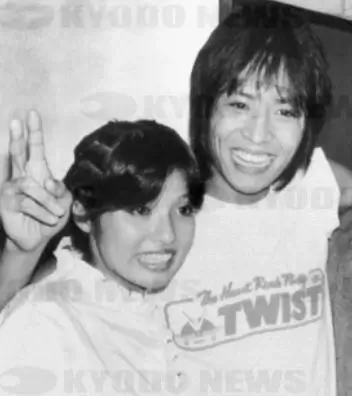 会見で馴れ初めについて話す世良公則と妻の柳井典子