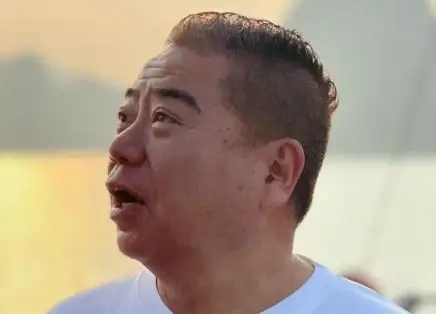 出川哲朗に子供がいない理由と真相｜夫婦の結婚生活まとめ